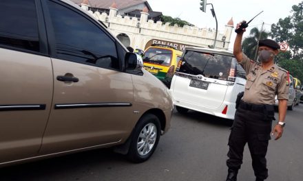 Anggota Polsek Cipondoh Atur Arus Lalulintas Cegah Kemacetan