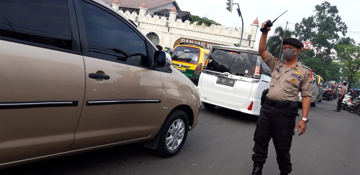 Anggota Polsek Cipondoh Atur Arus Lalulintas Cegah Kemacetan