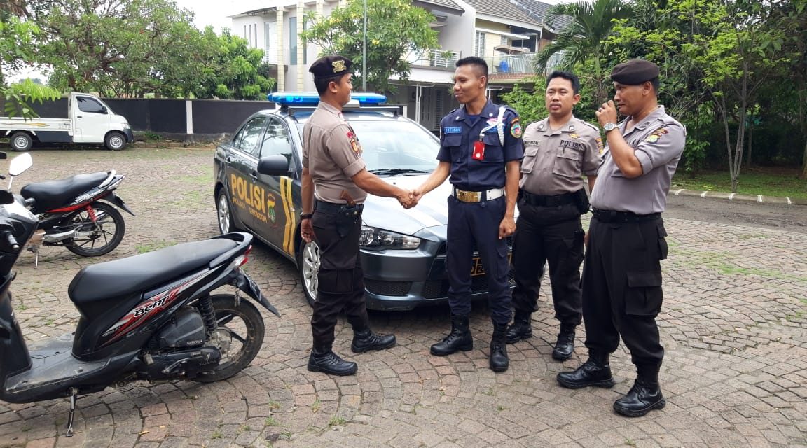 Antisipasi Terjadinya Pencurian Anggota Polsek Cipondoh Kunjungi Perumahan