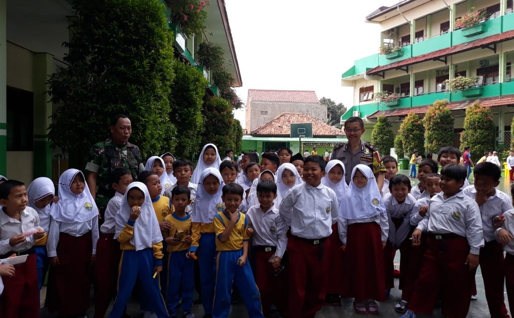 BHABINKAMTIBMAS SUDIMARA BARAT BERSAMA BABINSA GIAT SAMBANG DI SD. ISLAM AL-HASANAH CILEDUG.  GIAT POLISI CINTA SEKOLAH.