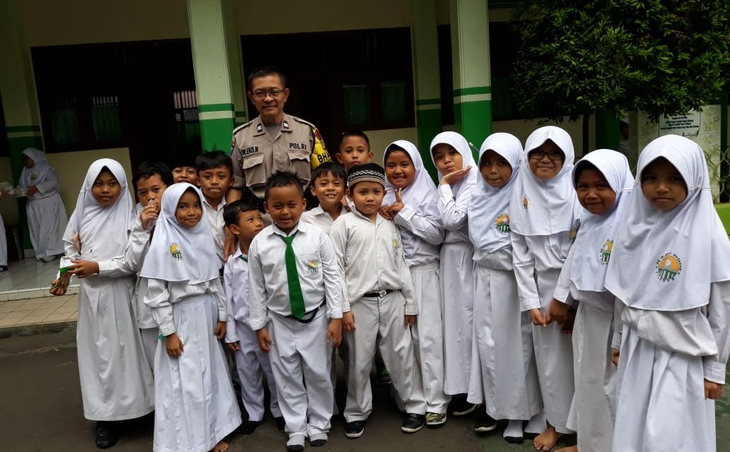 BHABINKAMTIBMAS SUDIMARA BARAT GIAT SAMBANG DI SD. ISLAM AL-HASANAH CILEDUG.  GIAT POLISI CINTA SEKOLAH.