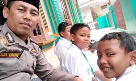 Murid madrasah al istiqomah di kunjungi bhabinkamtibmas polsek batu ceper bapak Aiptu Exwanto