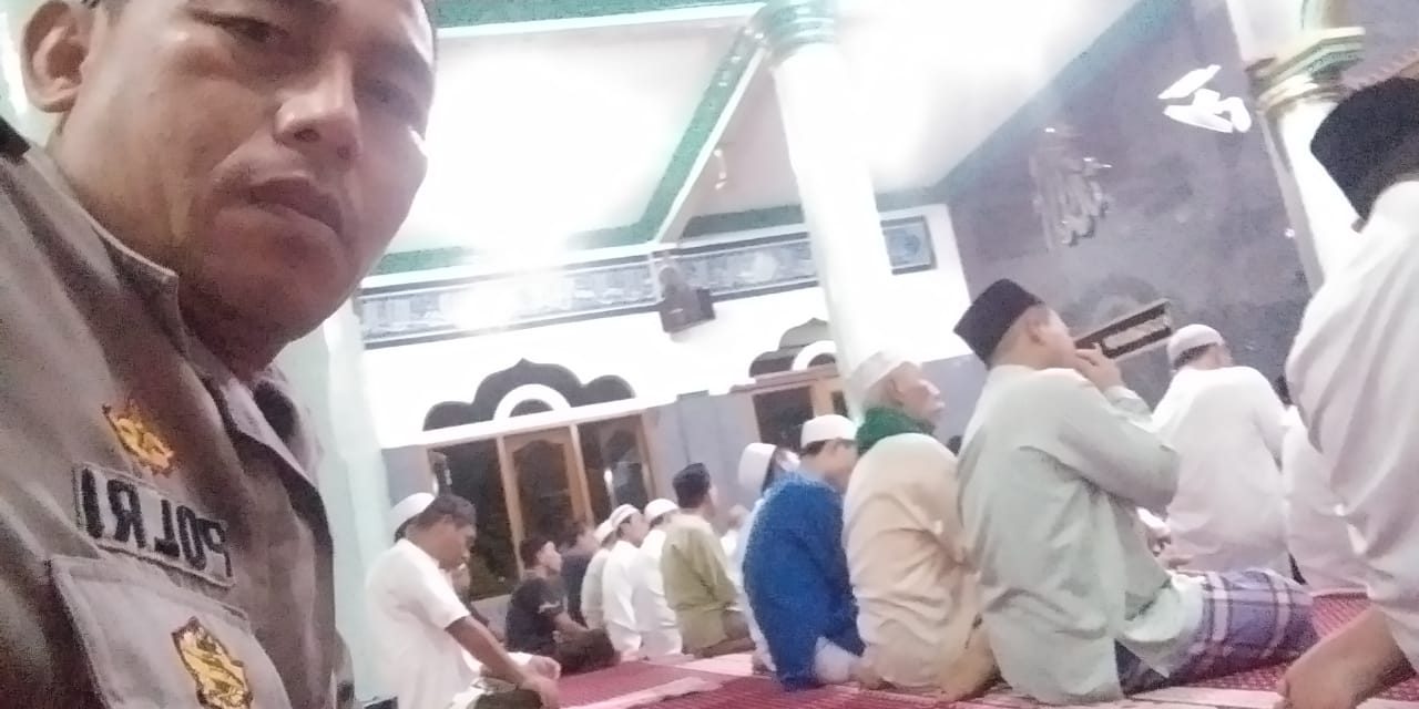 Jemaah masjid Nurut Taqwa sholat subuh berjamaah, Aiptu Exwanto hadir bersamaan tuk tunaikan kewajiban