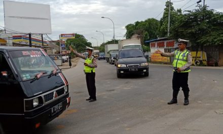 Anggota Lantas Polsek Benda Atur Arus Lalin Menjelang  Waktu Pulang Kerja