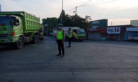 Anggota Unit Lantas Polsek Benda Menembak Hati Masyarakat Dengan Hadir Atur Lalin di Jalan