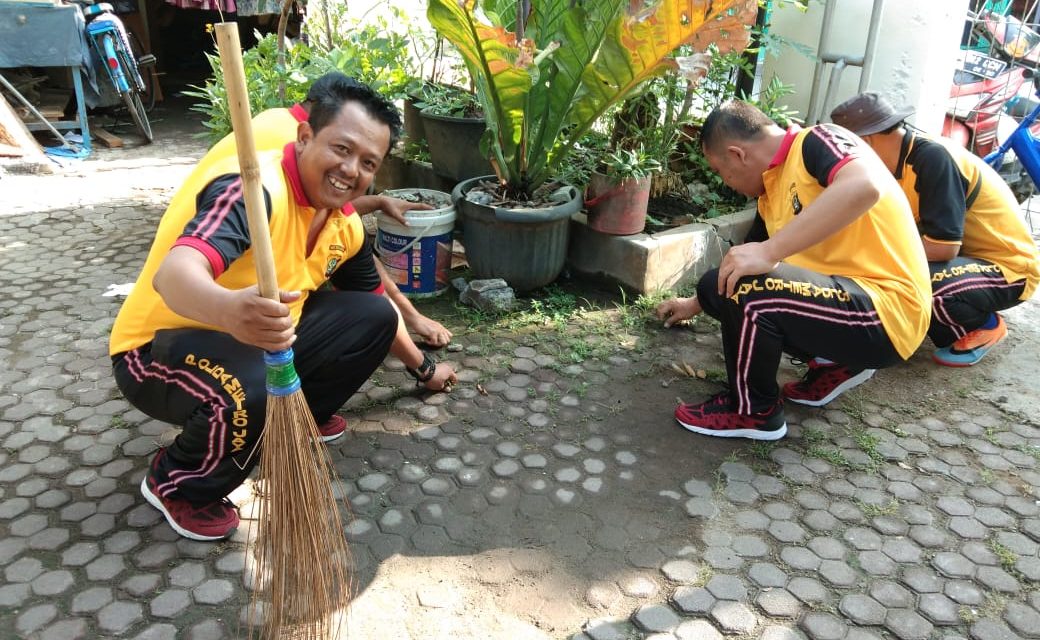 Kegiatan solidaritas personil Polsekta batu ceper dalam rangka kerja bhakti secara bergotong-royong tunjukkan kepedulian terhadap tempat-tempat ibadah