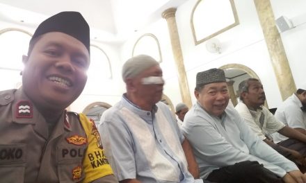 Bhabinkamtibmas polsek batuceper Aiptu K.Handoko laksanakan kegiatan Jumatan keliling di masjid jami Al Muhajirin batuceper