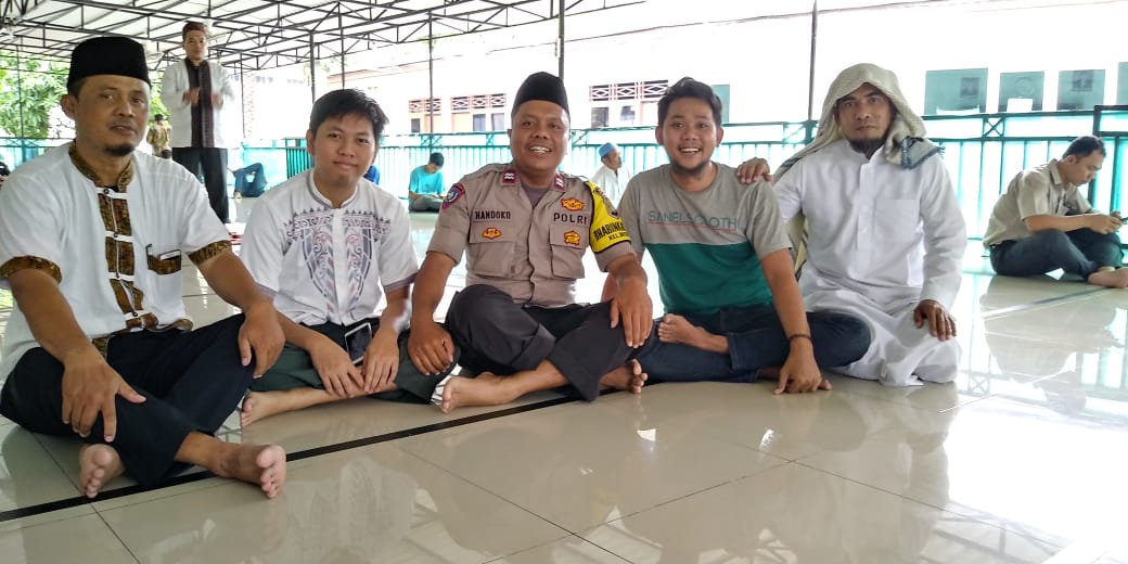 Bhabinkamtibmas bapak Aiptu Handoko melaksanakan kegiatan jumling di masjid Jami Al Muhajirin batu ceper