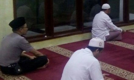 BHABINKAMTIBMAS PONDOK BAHAR AIPTU JACKY TARMUJI MELAKSANAKAN GIAT POLISI CINTA MASJID