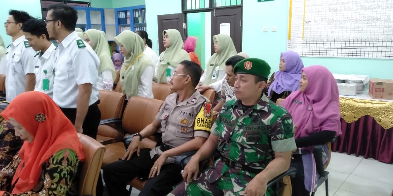 BHABINKAMTIBMAS KELURAHAN PONDOK BAHAR AIPTU JACKY TARMUDZI MENGHADIRI KEDATANGAN TIM SURVEYOR AKREDITASI UPT PUSKESMAS PONDOK BAHAR