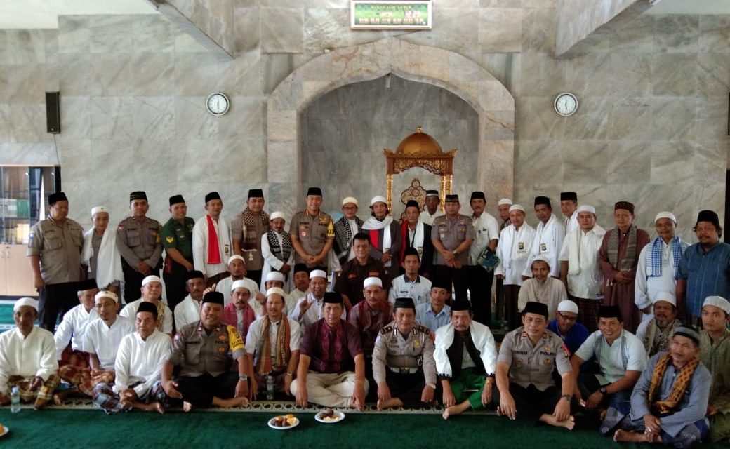 Kapolres Metro Tangerang Kota berikut Jajaran personilnya Sholat Jumat berjamaah bersama warga batu ceper dan menyerahkan secara simbolis Mimbar Khotbah di Masjid Jami AN-Nur