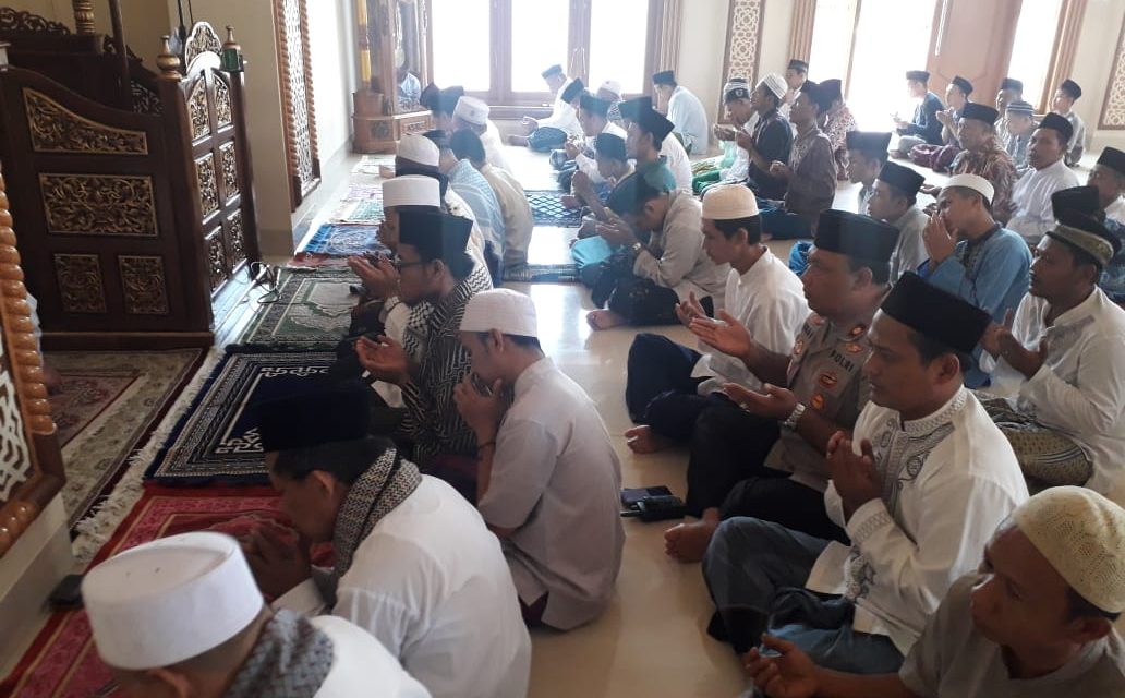 Bersama Warganya Kapolsek Benda Sholat Jumat Berjamaah