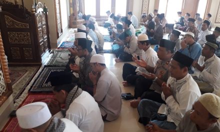 Bersama Warganya Kapolsek Benda Sholat Jumat Berjamaah