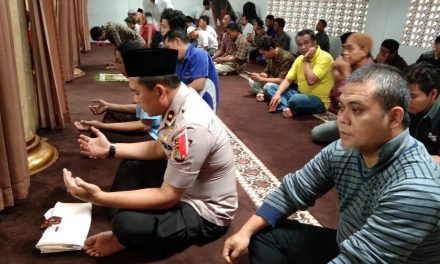 Kapolsek Batu Ceper Sholat Jumat berjamaah bersama warga di Masjid Jami AL Muhajirin