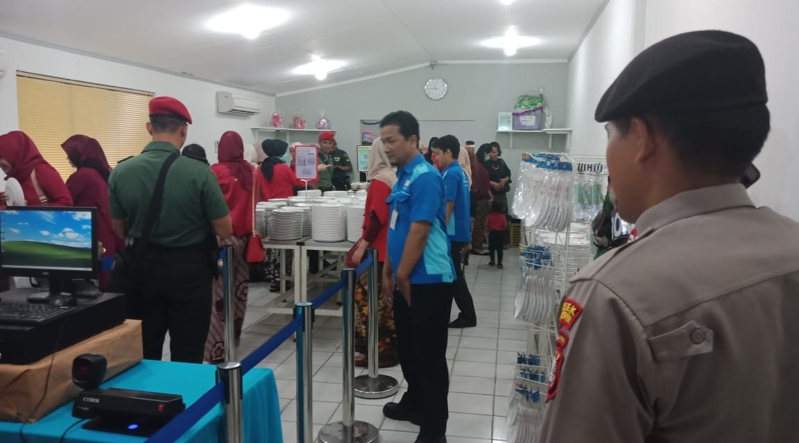 Kapolsek Batuceper Kompol Hidayat Iwan Irawan SH.MA  mendampingi ibu-ibu Persit KCK Ranting 2 Cab.VI Sat.81 Kopasus Cijantung  dalam rangka Kunjungan kerja ke PT.Presindo batu ceper