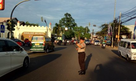 Anggota Sabhara Polsek Cipondoh Hadir Di Jalan Untuk Memperlancar Arus Lalu Lintas