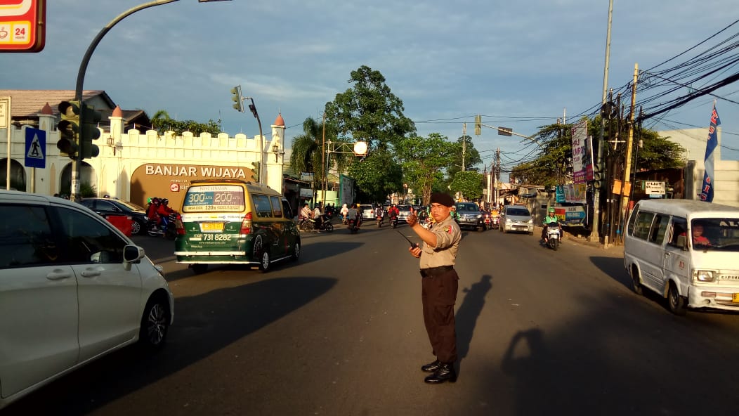 Anggota Sabhara Polsek Cipondoh Hadir Di Jalan Untuk Memperlancar Arus Lalu Lintas