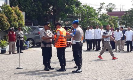 Kapolsek Benda Sematkan Perlengkapan Siaga Banjir Saat Apel Gelar Pasukan