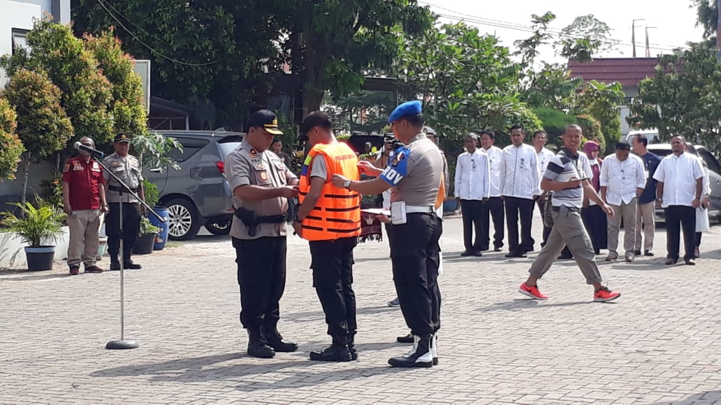 Kapolsek Benda Sematkan Perlengkapan Siaga Banjir Saat Apel Gelar Pasukan