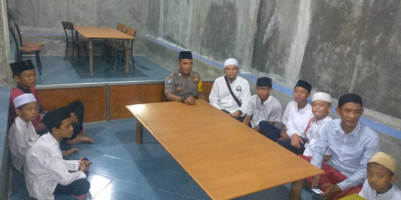 Aiptu Slamet bersama Santri garasi bersenda gurau sekaligus imbau Kamtibmas