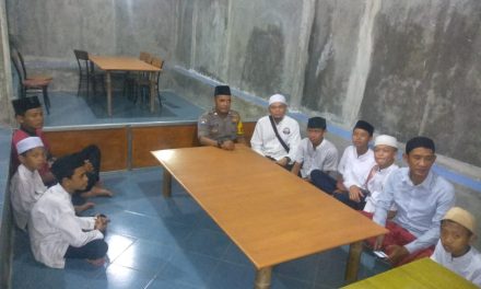 Aiptu Slamet bersama Santri garasi bersenda gurau sekaligus imbau Kamtibmas