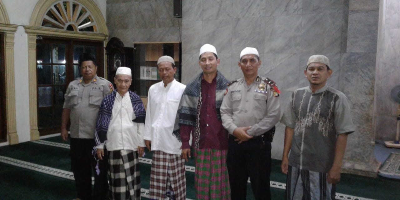 Anggota personil polsek batu ceper melaksanakan sholat subuh berjamaah di masjid-masjid di wilayah batu ceper