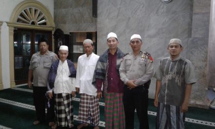 Anggota personil polsek batu ceper melaksanakan sholat subuh berjamaah di masjid-masjid di wilayah batu ceper