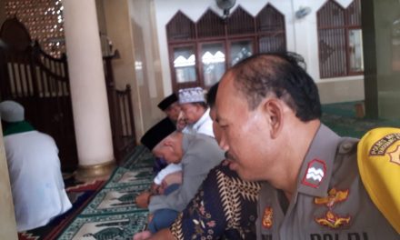 Aiptu Sucipto sholat Dzuhur berjamaah di masjid al barkah