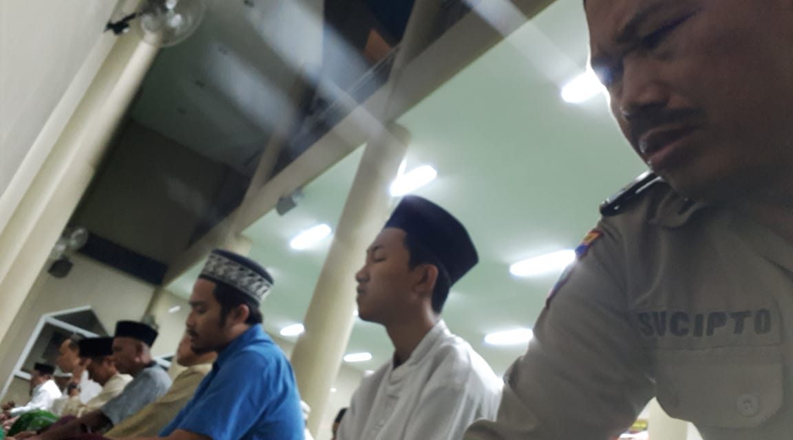 Laksanakan sholat subuh tunaikan ibadah, Aiptu Sucipto datangi masjid Makmur