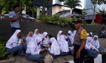 Siswa sekolah SMK Al Muin di berikan materi tentang nasionalisme oleh bapak Aiptu Sucipto