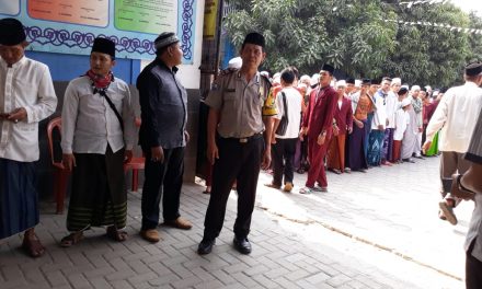 Aiptu Suhandi Mengajak Para Santri Untuk Menjaga Kebersihan Lingkungan Pondok Pesantren