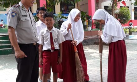 Polkis Aiptu Suhandi Dengan Mengajak Jaga Kebersihan Sekolah