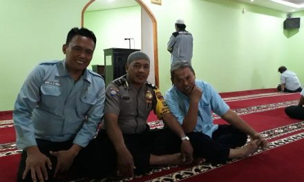 Kegiatan cinta masjid, bhabinkamtibmas Aiptu Suharno laksanakan sholat dzuhur berjamaah di masjid At taqwa Pt.Industira