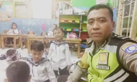 Bhabinkamtibmas sapa salam murid-murid sekolah Tk Al Madani kebon besar