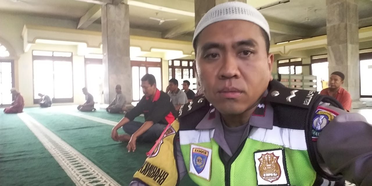 Kegiatan cinta masjid, Bapak Aipda Toni budi melaksanakan sholat dzuhur berjamaah di masjid jami An Nur