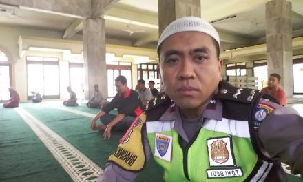 Kegiatan cinta masjid, Bapak Aipda Toni budi melaksanakan sholat dzuhur berjamaah di masjid jami An Nur