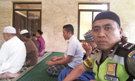 Bhabinkamtibmas cinta masjid, Aipda Toni Budi sholat Dzuhur berjamaah bersama warga di musholah al bidayah