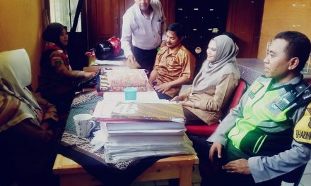 Silahturahmi bhabinkamtibmas dengan pihak guru di sekolah SMA Yayasan Al Ayaniah