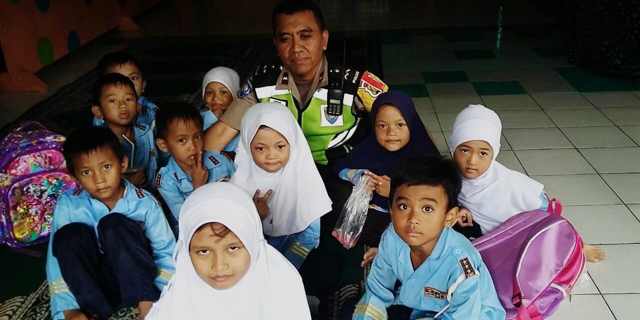 Kunjungan polkiss polisi keliling sekolah, bhabinkamtibmas sambangi TK islam Al Ayaniah