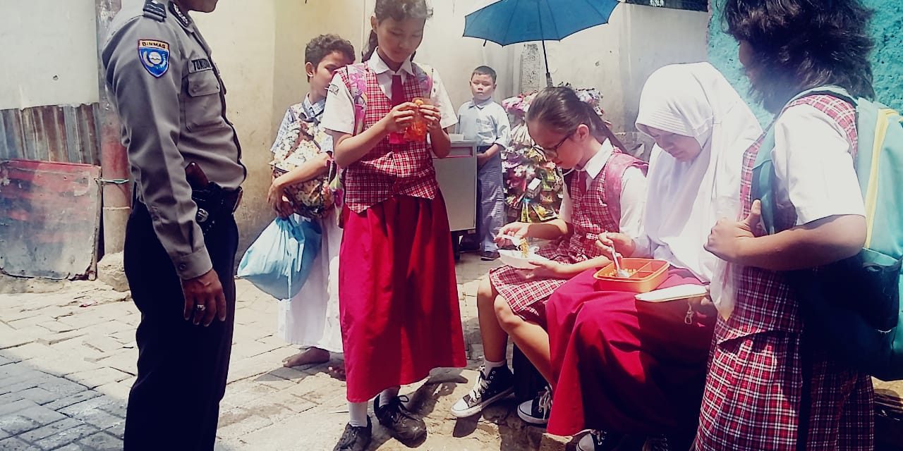 Kegiatan polkiss bhabinkamtibmas polsek batu ceper Aipda Toni sambangi dan kunjungi pelajar sekolah empang bahagia 3