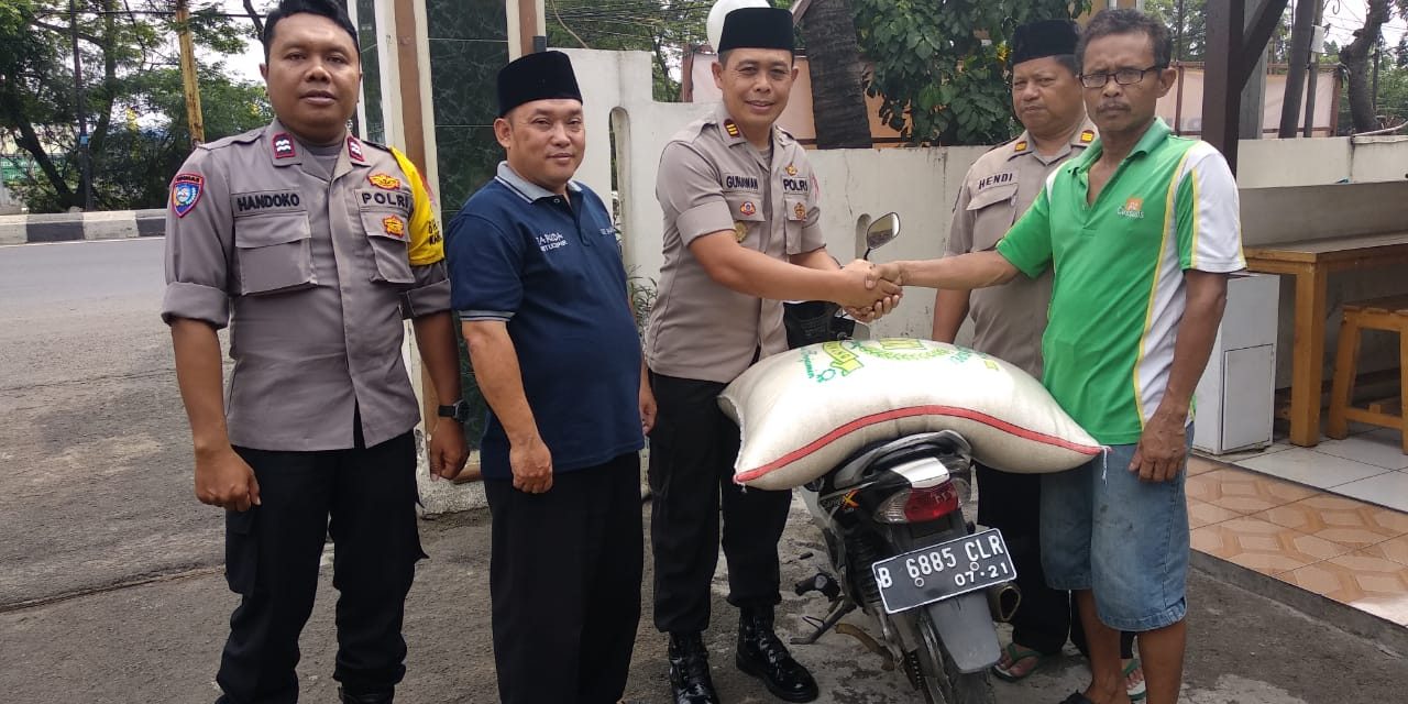 Wapolsek batu ceper bersilahturahmi dan berikan sembako beras kepada ustadz Mufti Ali pengurus musholah Annasriyah