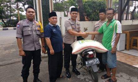 Wapolsek batu ceper bersilahturahmi dan berikan sembako beras kepada ustadz Mufti Ali pengurus musholah Annasriyah