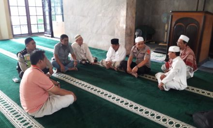 Wakapolsek batu ceper AKP Gunawan,S.AP beserta jajaran personil lakukkan program Polsantren dengan sholat dzuhur berjamaah bersama warga dan bersilahturahmi dengan Jemaah di masjid Jami An-Nur