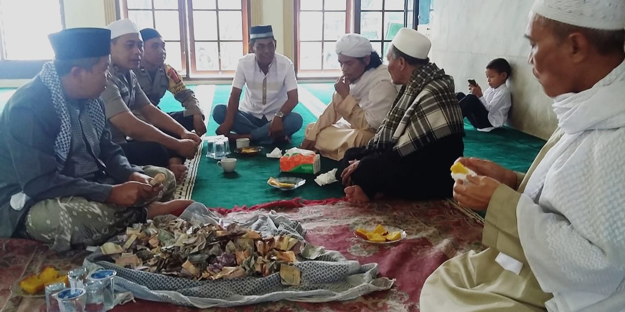 Wakapolsek batuceper beserta kanit intel , kanit binmas beserta bhabinkamtibmas sholat jumat berjamah di masjid Jami An Nur kebon besar