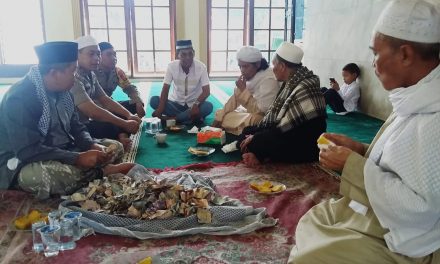 Wakapolsek batuceper beserta kanit intel , kanit binmas beserta bhabinkamtibmas sholat jumat berjamah di masjid Jami An Nur kebon besar