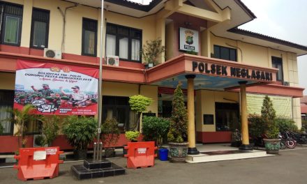 Polsek Neglasari Pasang Spanduk Solidaritas TNI – POLRI dukung Pileg dan Pilpres 2019 Sejuk, Aman dan Damai