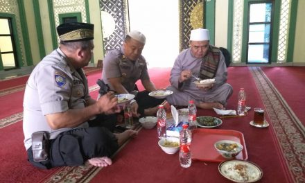 Usai Shalat Jum’at, Wakapolsek Neglasari makan Siang bersama DKM Al Washila