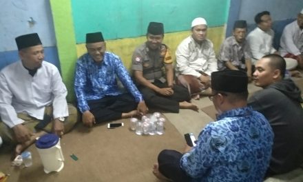 Rajut kedekatan Polri dengan Masyarakat, Bripka Agani bersama lurah hadir dalam musibah yang menimpa warga