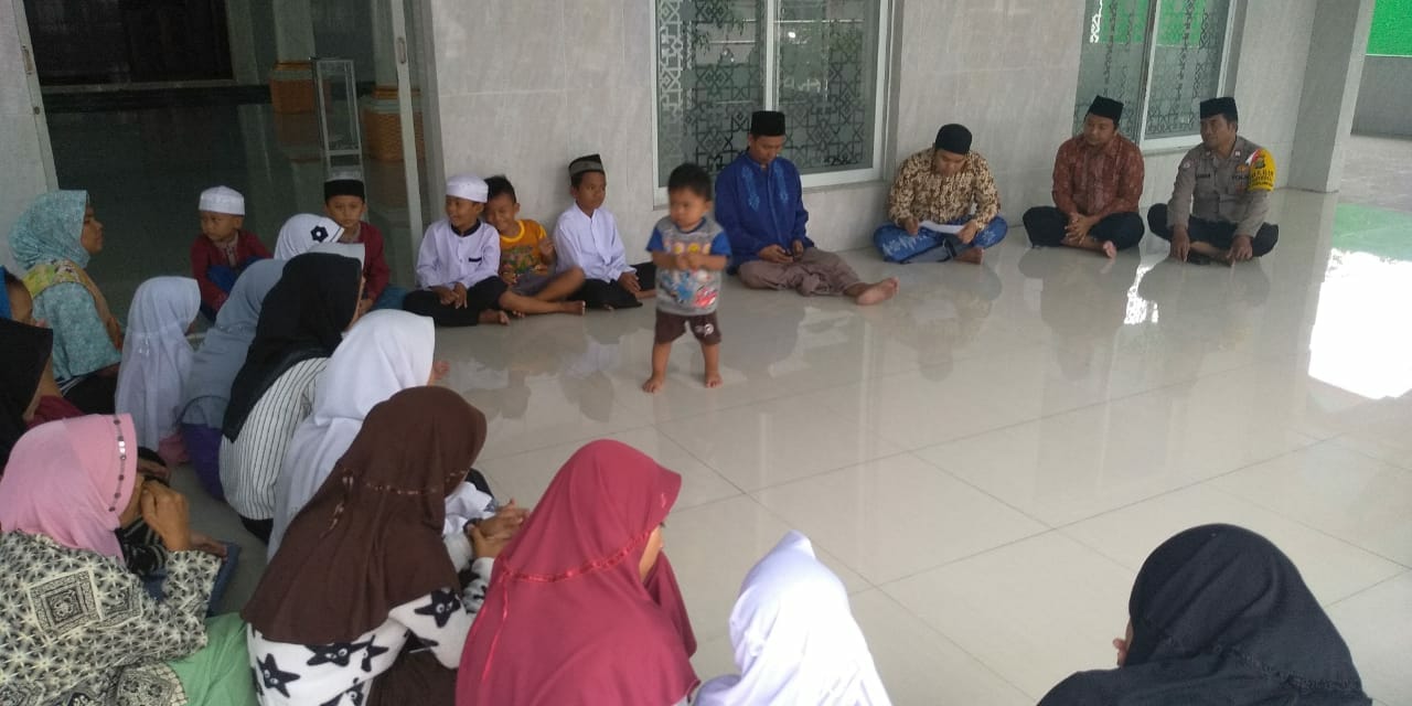 Polsantren Bhabinkamtibmas Polsek Neglasari bersama santri madrasah