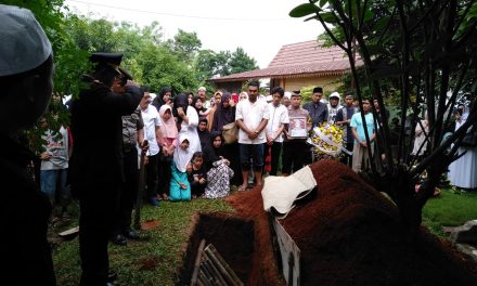 Beri Penghormatan Terakhir Kepada Alm. Ipda (Purn) H.M Effendi, Kapolsek Jatiuwung Sampaikan Turut Berbela Sungkawa Pada Keluarga